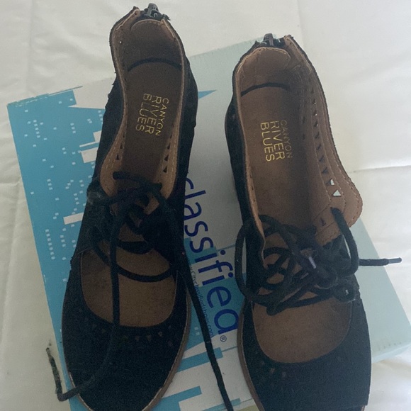 Shoes - Picture 2 of 3